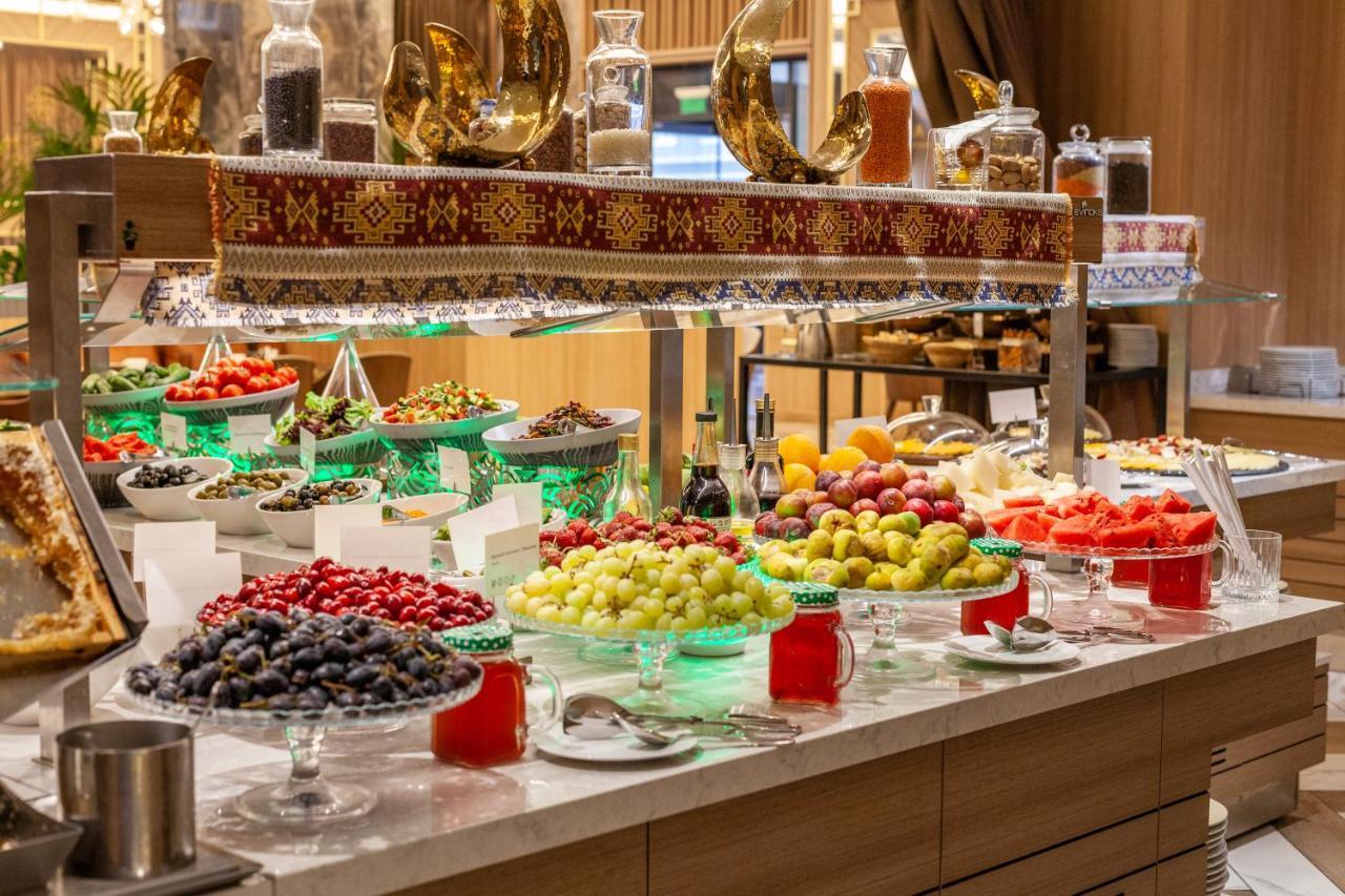 Hotel Intercontinental Baku By Ihg Exteriér fotografie A fruit buffet