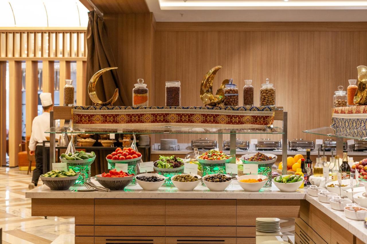 Hotel Intercontinental Baku By Ihg Exteriér fotografie A buffet at a hotel
