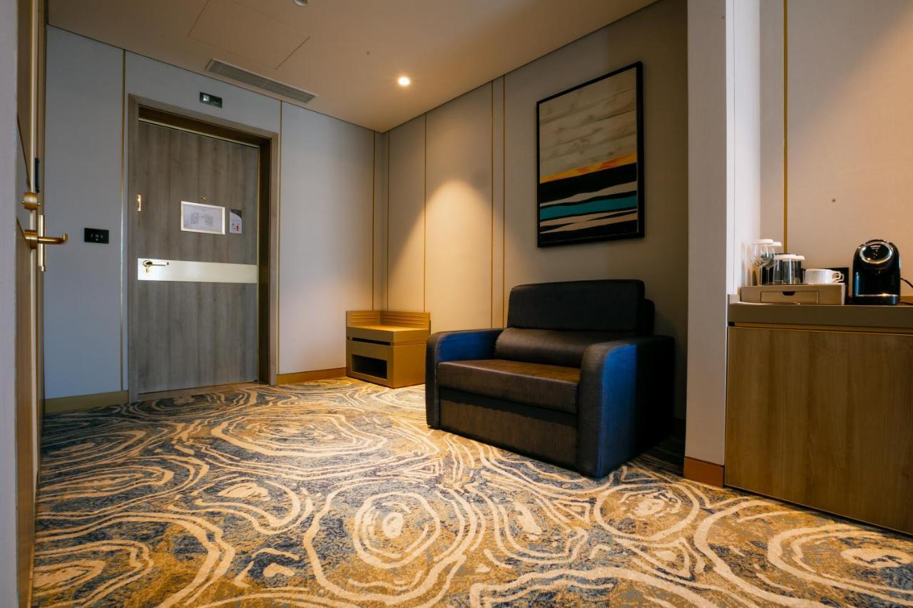 Hotel Intercontinental Baku By Ihg Exteriér fotografie Carpet in a hotel room
